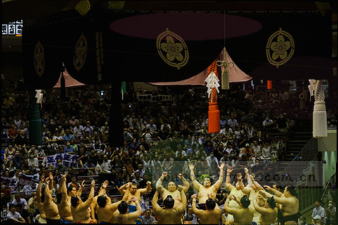 手机屏幕抽象图，显示赛事文字列表情